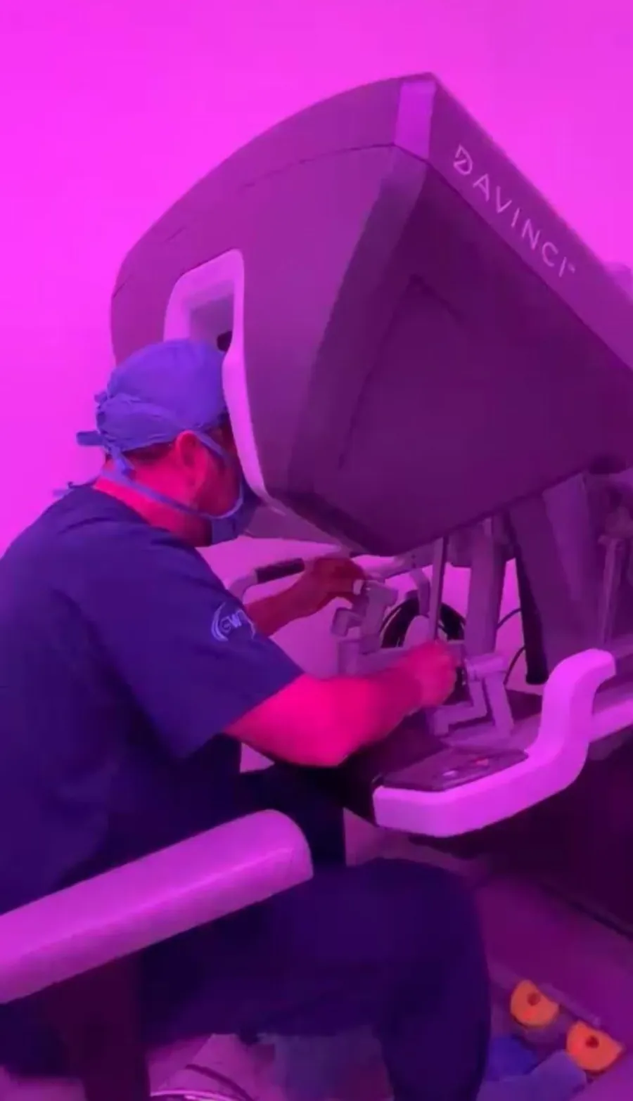 Cirujano en la consola de un sistema robótico da Vinci
