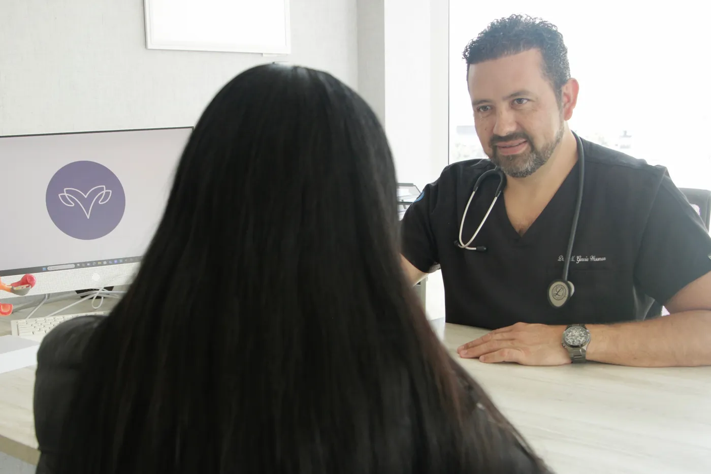 Consulta con el Dr. García Wrooman (escena recreada con la Dra. Reyna López)