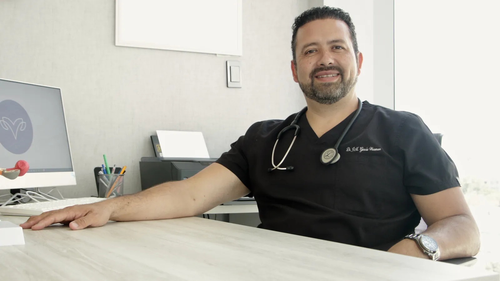 Dr. García Wrooman en su consultorio de Vitalgyn