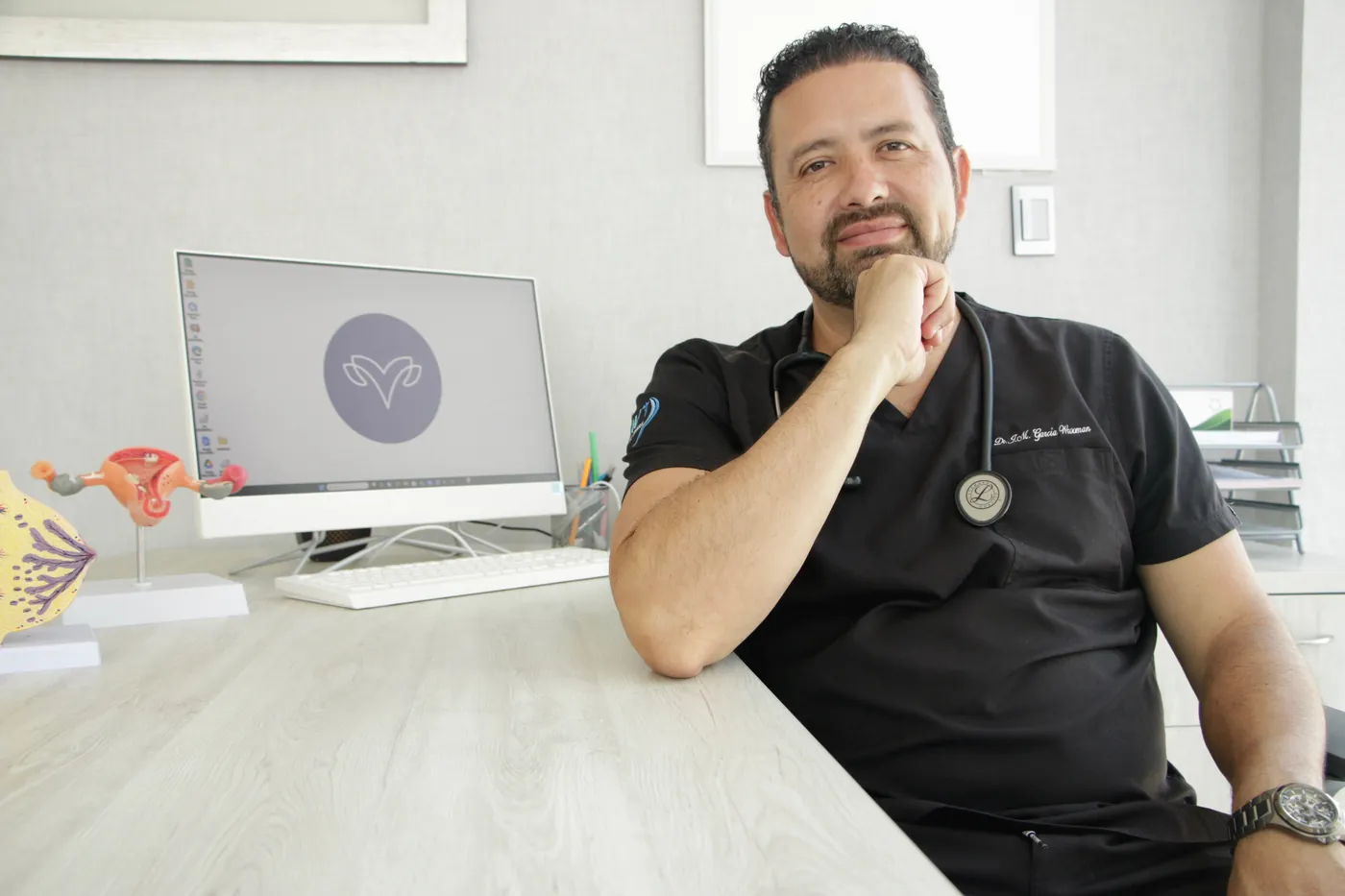 Dr. García Wrooman, ginecólogo en Cancún, en su consultorio